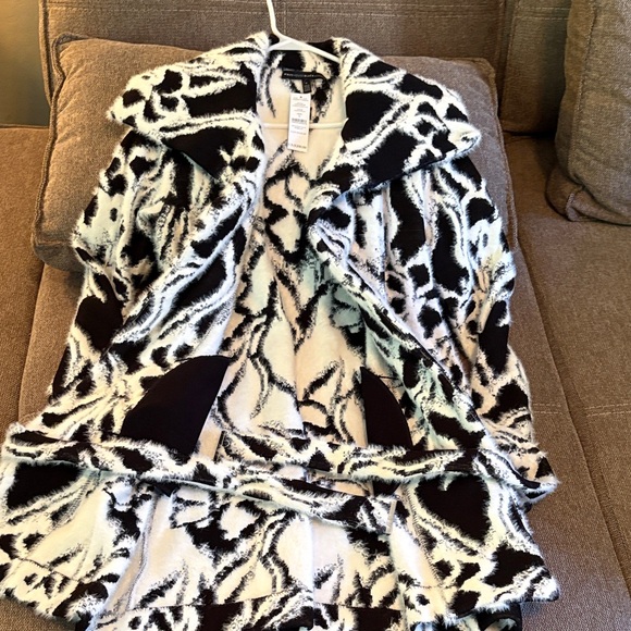 Stylish Black and White Women's coat - Picture 4 of 5